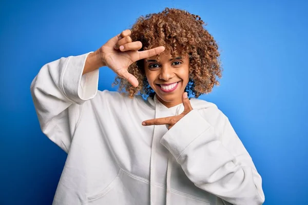 Mooie Afro Amerikaanse Sportieve Vrouw Draagt Casual Sweatshirt Blauwe Achtergrond — Stockfoto