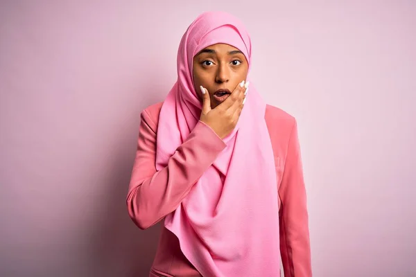 Junge Afroamerikanische Afro Frau Trägt Muslimischen Hijab Vor Isoliertem Rosa — Stockfoto