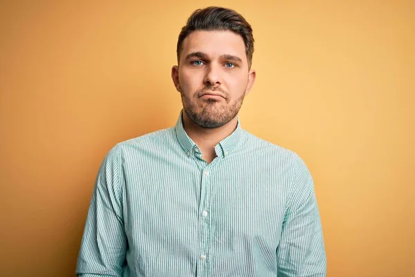 Joven Hombre Negocios Con Ojos Azules Con Elegante Camisa Verde —  Fotos de Stock