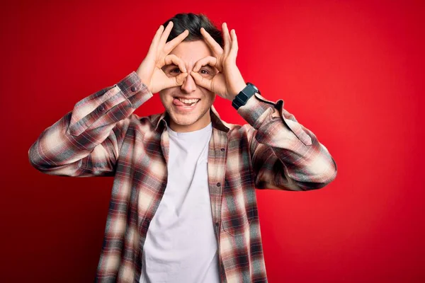 Joven Hombre Caucásico Guapo Con Camisa Moderna Casual Sobre Fondo — Foto de Stock