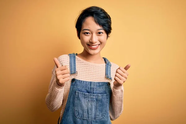 Jong Mooi Aziatisch Meisje Dragen Casual Denim Overalls Geïsoleerde Gele — Stockfoto