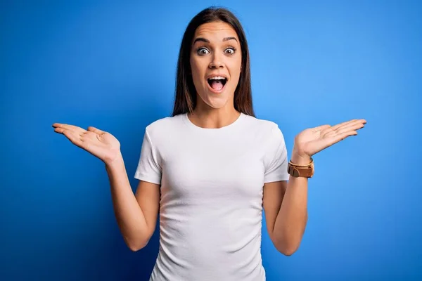 Young Beautiful Brunette Woman Wearing White Casual Shirt Standing Blue — Stock Photo, Image