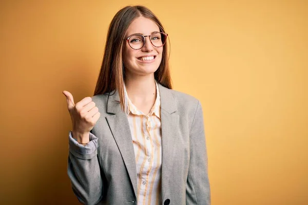 Jonge Mooie Roodharige Vrouw Draagt Jas Bril Geïsoleerde Gele Achtergrond — Stockfoto