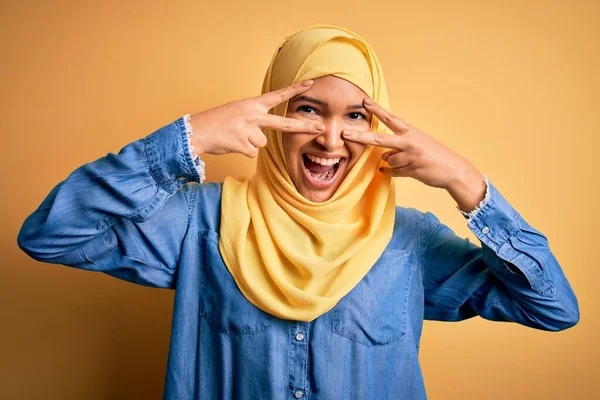 Jovem Mulher Bonita Com Cabelo Encaracolado Vestindo Árabe Tradicional Hijab — Fotografia de Stock