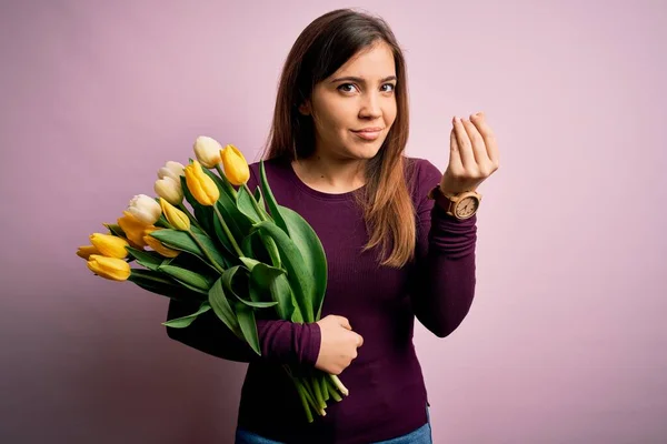 Jovem Loira Segurando Buquê Romântico Flores Tulipas Amarelas Sobre Fundo — Fotografia de Stock