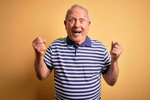 Šedovlasý Starší Muž Neformálním Námořnickém Pruhovaném Tričku Stojící Nad Žlutým — Stock fotografie