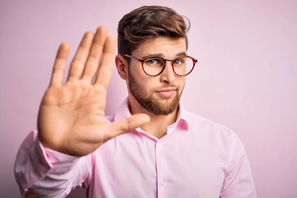 Ein Junger Hübscher Blonder Mann Mit Bart Und Blauen Augen — Stockfoto