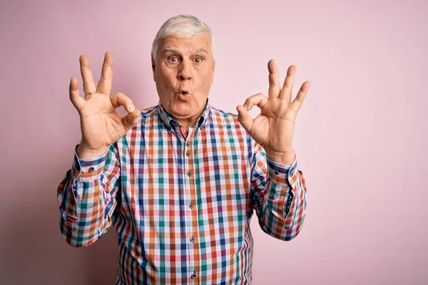 Senior Knappe Hamburger Man Dragen Casual Kleurrijke Shirt Geïsoleerde Roze — Stockfoto