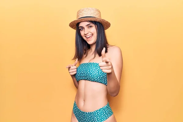 Ung Vacker Flicka Bikini Och Sommarmössa Pekar Finger Mot Kamera — Stockfoto