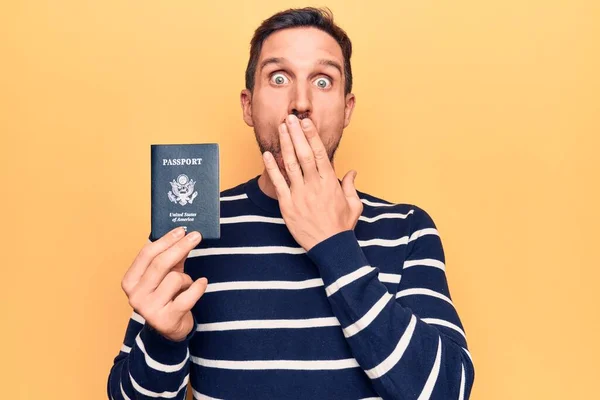 Joven Turista Guapo Sosteniendo Pasaporte Los Estados Unidos Sobre Fondo —  Fotos de Stock