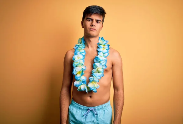 Joven Hombre Guapo Turista Vacaciones Con Trajes Baño Flores Lei — Foto de Stock