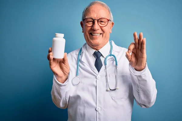 Starší Šedovlasý Lékař Muž Drží Farmaceutické Pilulky Nad Modrým Pozadím — Stock fotografie