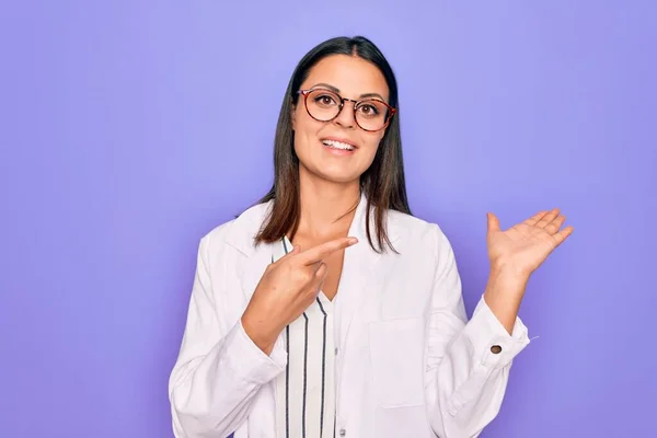 Jong Mooi Brunette Psycholoog Vrouw Dragen Jas Bril Paarse Achtergrond — Stockfoto