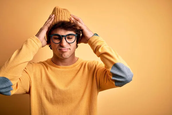티셔츠를 안경을 잘생긴 남자는 편두통때문에 극도로 절망적 스트레스받는 두통으로 외로운 — 스톡 사진