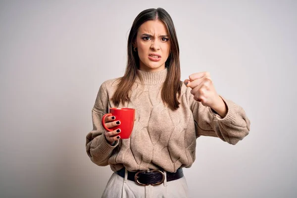 Jovem Bela Mulher Morena Bebendo Xícara Vermelha Café Sobre Fundo — Fotografia de Stock