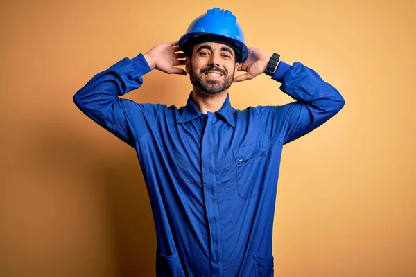 Uomo Meccanico Con Barba Uniforme Blu Casco Sicurezza Sfondo Giallo — Foto Stock