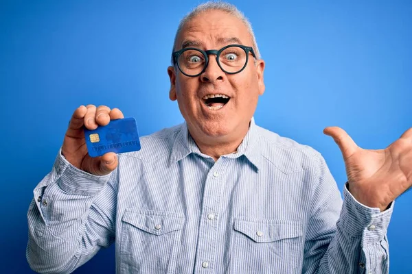 Medelålders Hoary Man Bär Glasögon Som Håller Kreditkort Som Pengar — Stockfoto