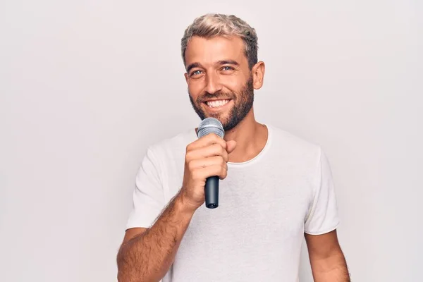 Bello Cantante Biondo Uomo Con Barba Canto Canzone Utilizzando Microfono — Foto Stock