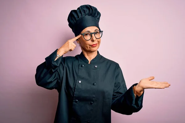 Mulher Chef Morena Meia Idade Vestindo Uniforme Fogão Chapéu Sobre — Fotografia de Stock