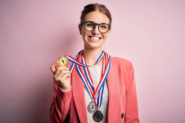 Jovem Mulher Ruiva Bonita Vestindo Medalhas Sobre Fundo Vermelho Isolado — Fotografia de Stock