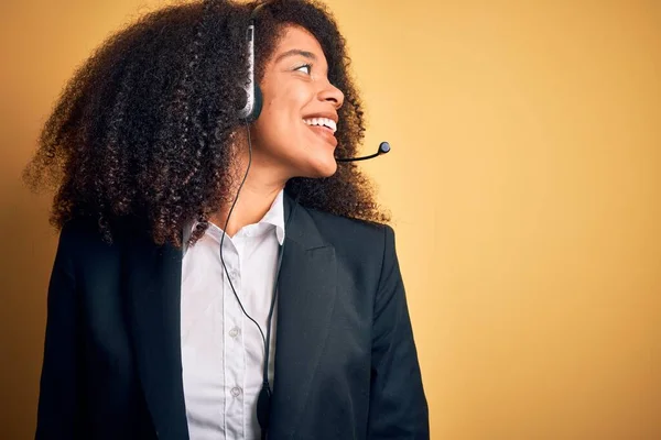 Joven Operadora Afroamericana Con Cabello Afro Con Auriculares Sobre Fondo —  Fotos de Stock