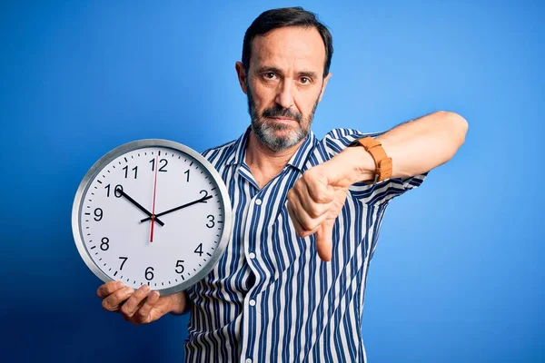Hombre Alzado Mediana Edad Sosteniendo Gran Reloj Pie Sobre Fondo — Foto de Stock