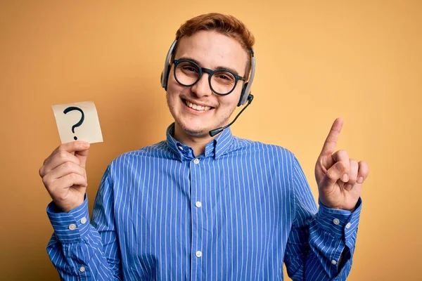 Redhead Call Center Agent Man Working Using Headset Holding Reminder — Stock Photo, Image