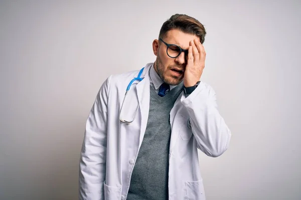 Joven Doctor Con Ojos Azules Usando Abrigo Médico Estetoscopio Sobre —  Fotos de Stock