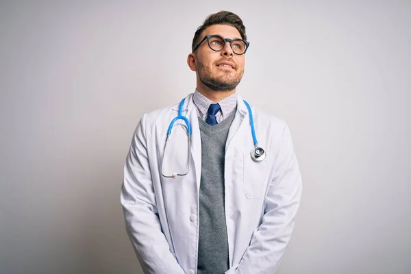 의사가 코트와 청진기를 착용하고 위에서 웃으면서 — 스톡 사진