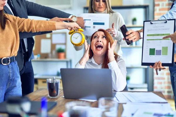 Gruppe Von Geschäftsleuten Die Zusammenarbeiten Partner Betonen Einen Von Ihnen — Stockfoto