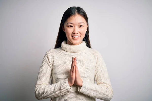 Jonge Mooie Aziatische Vrouw Dragen Casual Trui Staan Geïsoleerde Achtergrond — Stockfoto