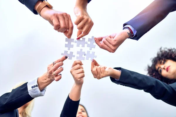 Gruppe Von Geschäftsleuten Mit Händen Die Puzzleteile Büro Miteinander Verbinden — Stockfoto