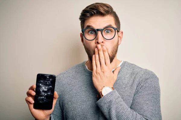 Sakallı Mavi Gözlü Gözlüklü Kırık Bir Akıllı Telefon Takan Ağzı — Stok fotoğraf