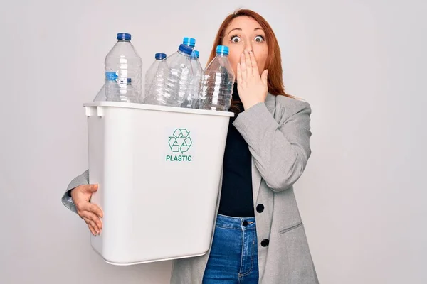 Jovem Mulher Ruiva Bonita Reciclagem Segurando Lata Lixo Com Garrafas — Fotografia de Stock