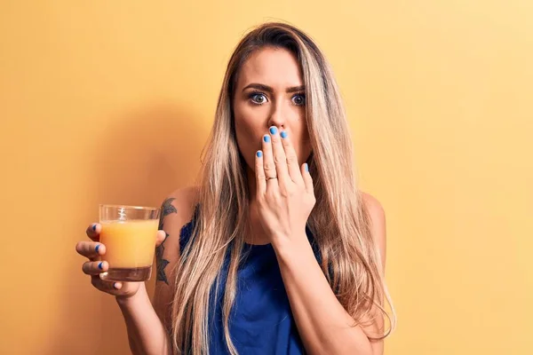Junge Schöne Blonde Frau Trinkt Ein Glas Gesunden Orangensaft Vor — Stockfoto