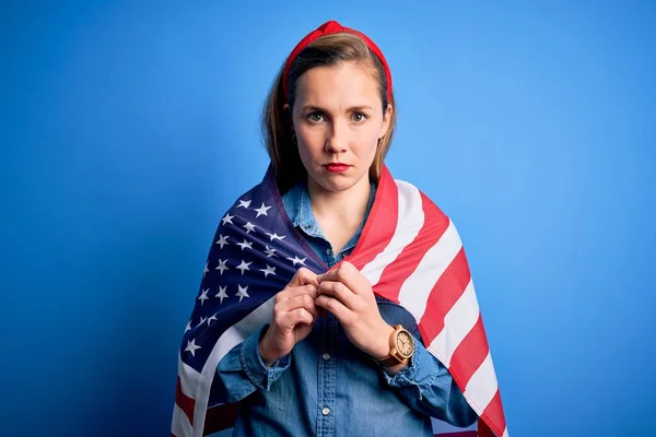 Fiatal Gyönyörű Szőke Visel Egyesült Államok Zászló Felett Elszigetelt Kék — Stock Fotó