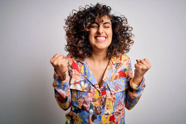 Joven Hermosa Mujer Árabe Rizado Con Camisa Colores Florales Pie — Foto de Stock