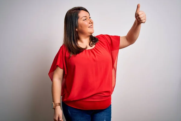 Mooie Brunette Size Vrouw Dragen Casual Rood Shirt Geïsoleerde Witte — Stockfoto