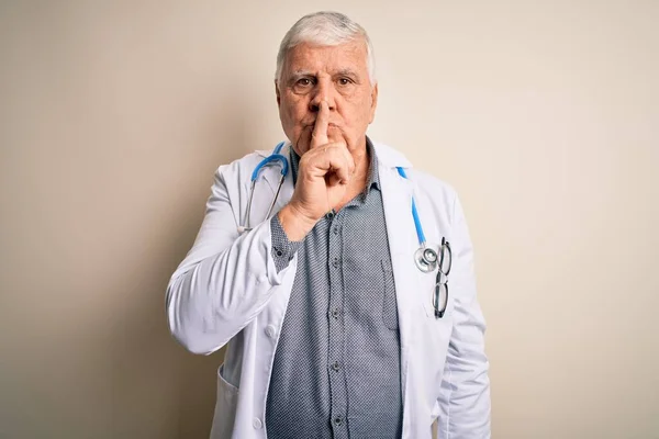 Starszy Przystojny Hoary Lekarz Noszący Płaszcz Stetoskop Białym Tle Prosząc — Zdjęcie stockowe