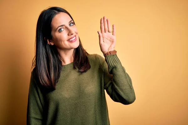 Jovem Morena Com Olhos Azuis Vestindo Camisola Casual Verde Sobre — Fotografia de Stock