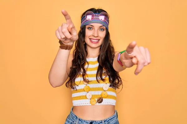 Joven Mujer Hippie Hermosa Con Ojos Azules Con Accesorios Gafas —  Fotos de Stock