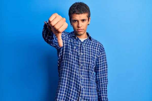 Ung Afrikansk Amercian Man Bär Casual Kläder Ser Olycklig Och — Stockfoto