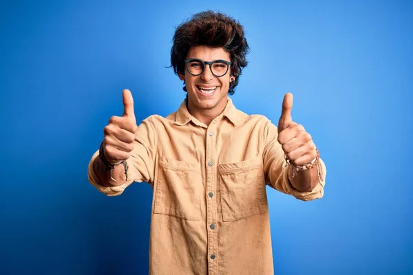 Mladý Pohledný Muž Neformální Košili Stojící Nad Osamělým Modrým Nápisem — Stock fotografie