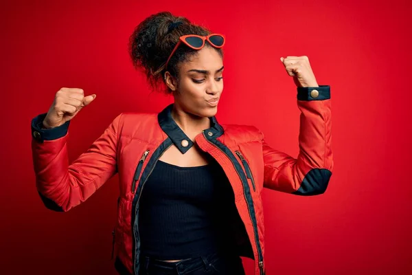 Hermosa Chica Afroamericana Con Chaqueta Roja Gafas Sol Sobre Fondo —  Fotos de Stock