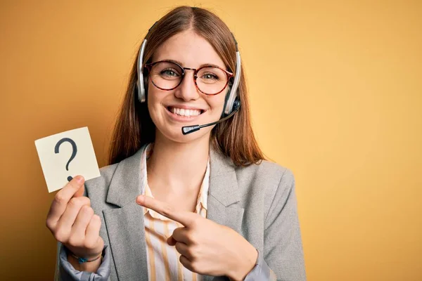 Junge Rothaarige Callcenter Agentin Mit Headset Hält Fragezeichen Erinnerung Sehr — Stockfoto