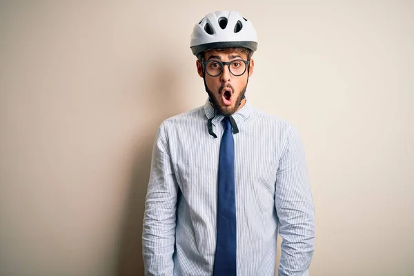 孤立した白い背景の上に立って眼鏡と自転車のヘルメットを身に着けている若いビジネスマンは恐れて 驚きの表情でショックを受けました 恐怖と興奮した顔 — ストック写真