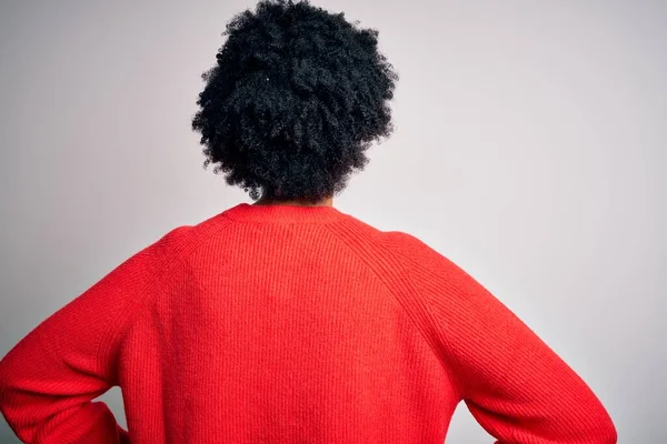 Joven Hermosa Afroamericana Afro Mujer Con Pelo Rizado Usando Suéter —  Fotos de Stock