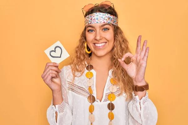 Bella Donna Hippie Bionda Con Gli Occhi Azzurri Che Indossano — Foto Stock