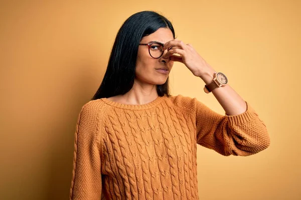 Joven Mujer Hispana Hermosa Usando Gafas Sobre Fondo Aislado Amarillo —  Fotos de Stock