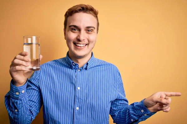 Jovem Homem Ruivo Bonito Bebendo Copo Água Sobre Fundo Amarelo — Fotografia de Stock